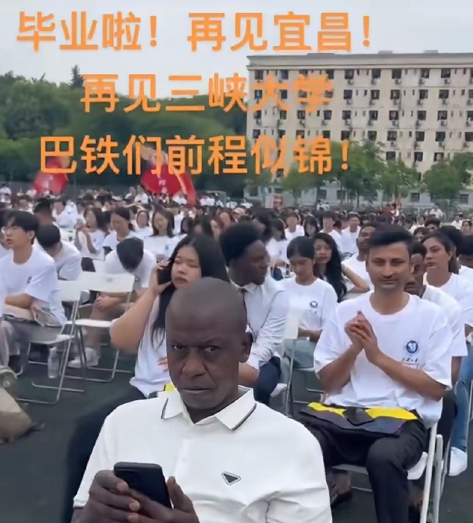 三峡大学又出名了。这一次是因为一个留学生半夜爬下水道进入女生宿舍被抓。对了上