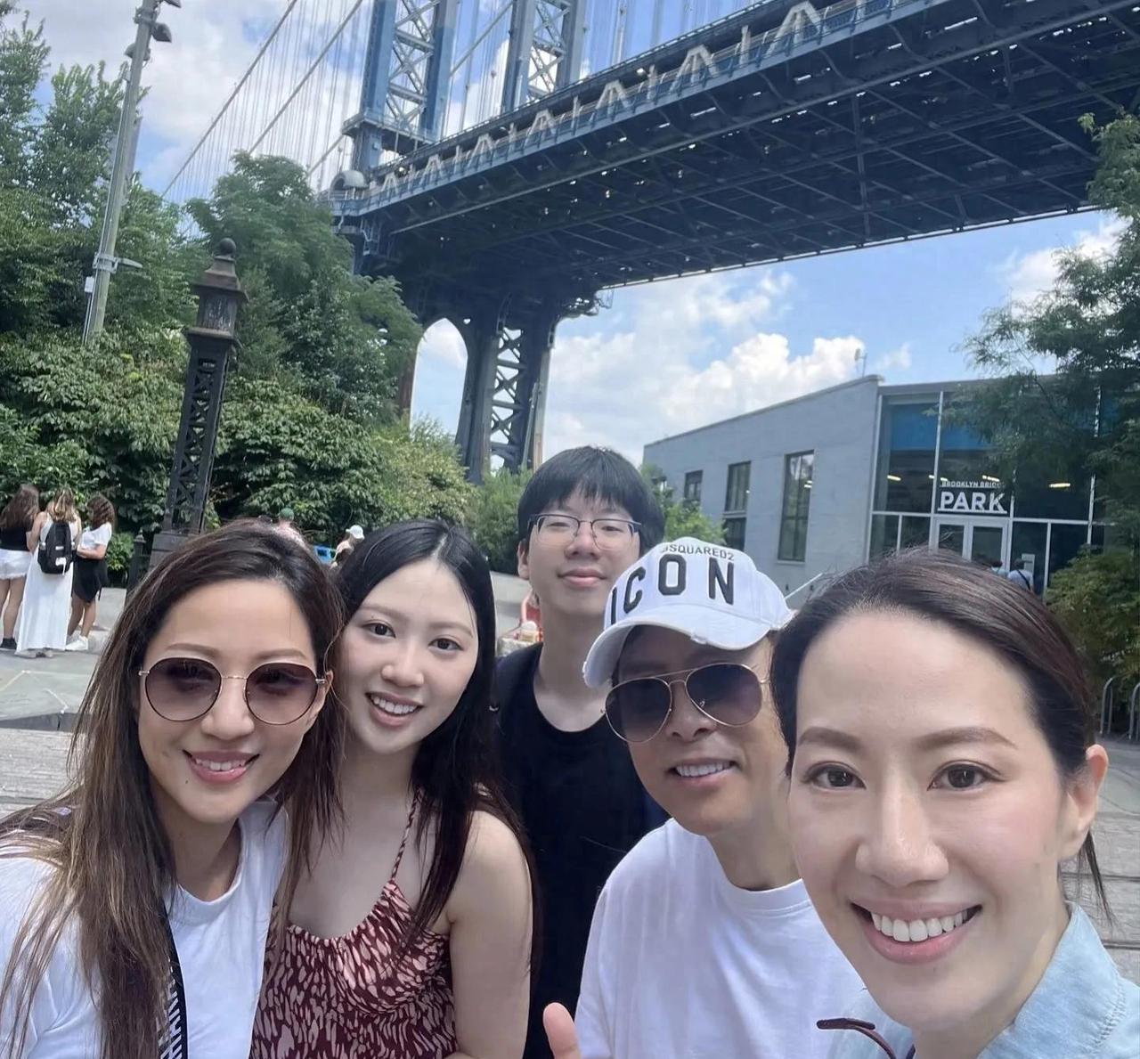 甄子丹汪诗诗普陀山浴佛节祈福，虔诚之姿尽显夫妻情深在娱乐圈的璀璨星河里，甄子丹