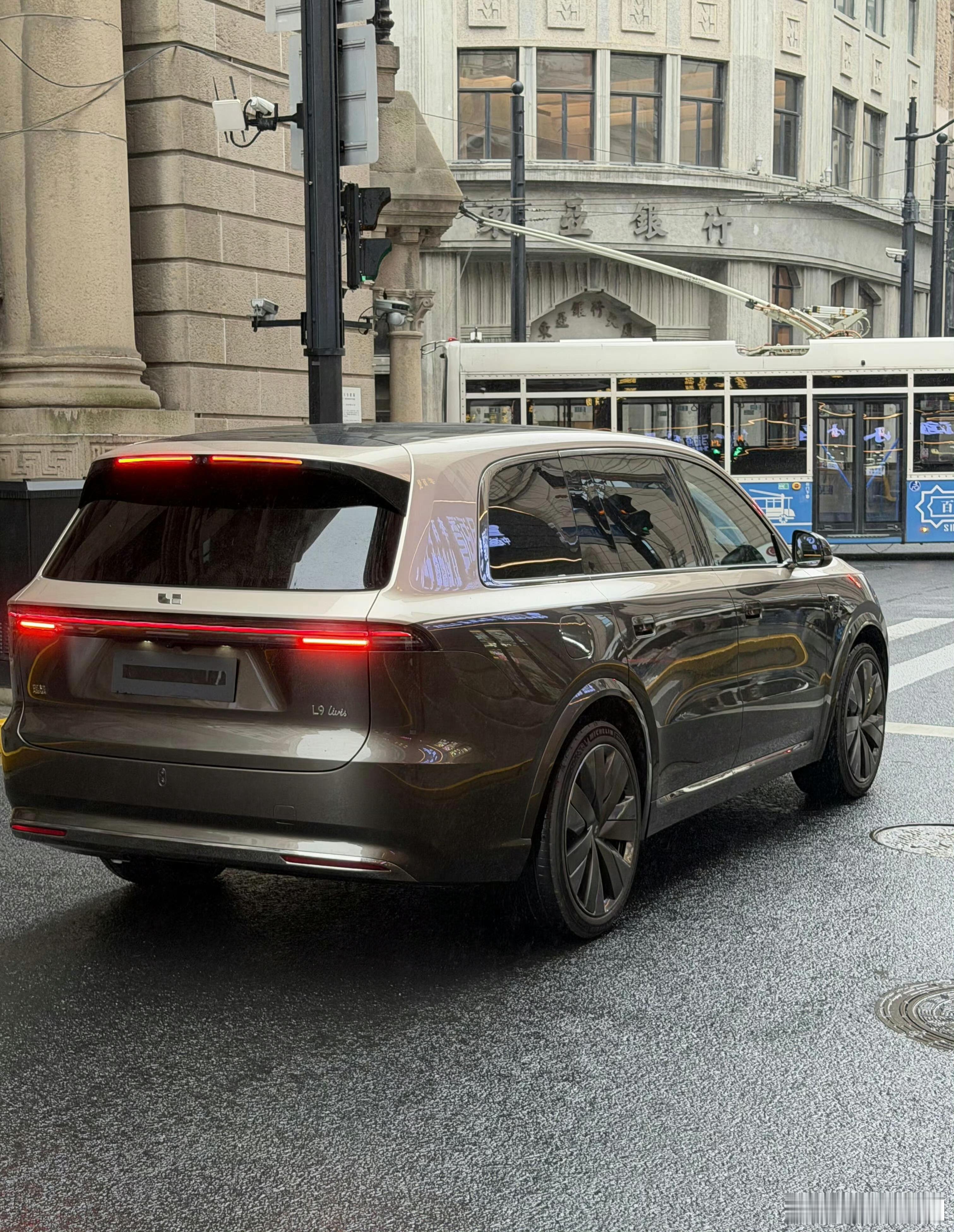 理想新L9Livis上海街拍好多人说新L9不就是老L9改个拼色？单说外观确实沿