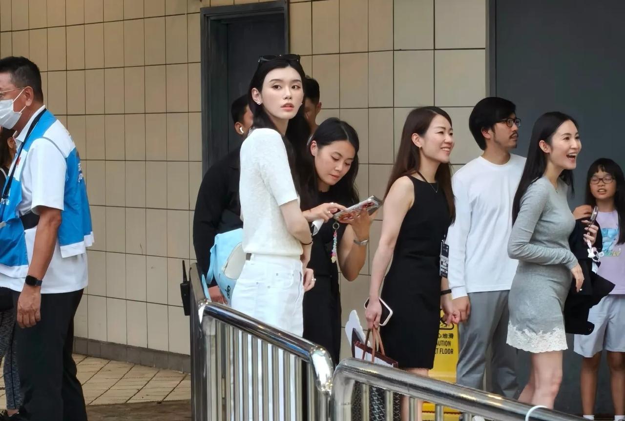 有网友在香港大球场偶遇奚梦瑶和她儿子，小家伙穿着标志性7号球衣超可爱！估计受他爸