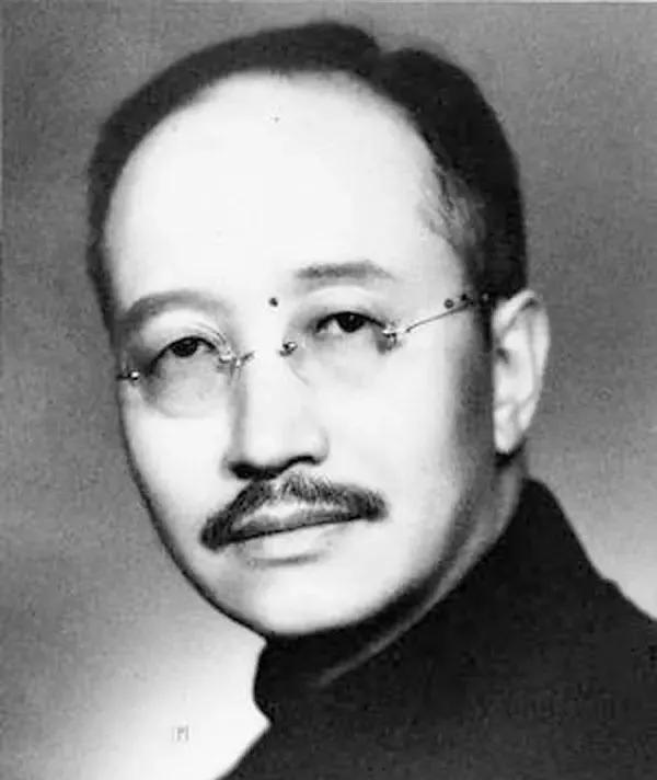 1919年，黄金荣将一位歌女介绍给章世钊，两人更是高调同居。章世钊妻子带着3个儿