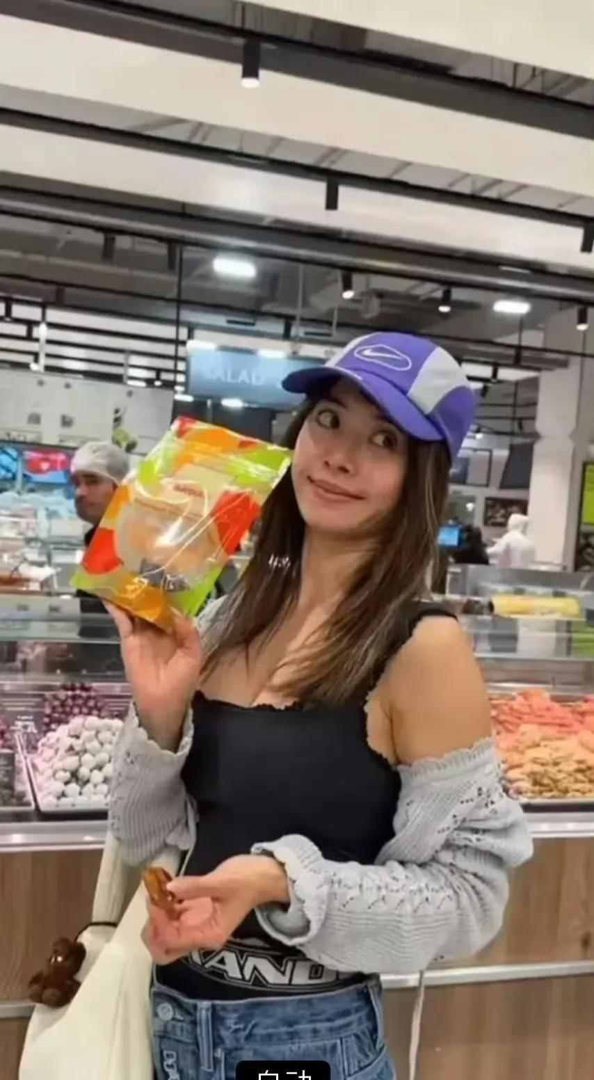 想不到蔡依林这么有料！黑色吊带藏不住火辣身材，网友惊呼：“想不到她个子小小的，