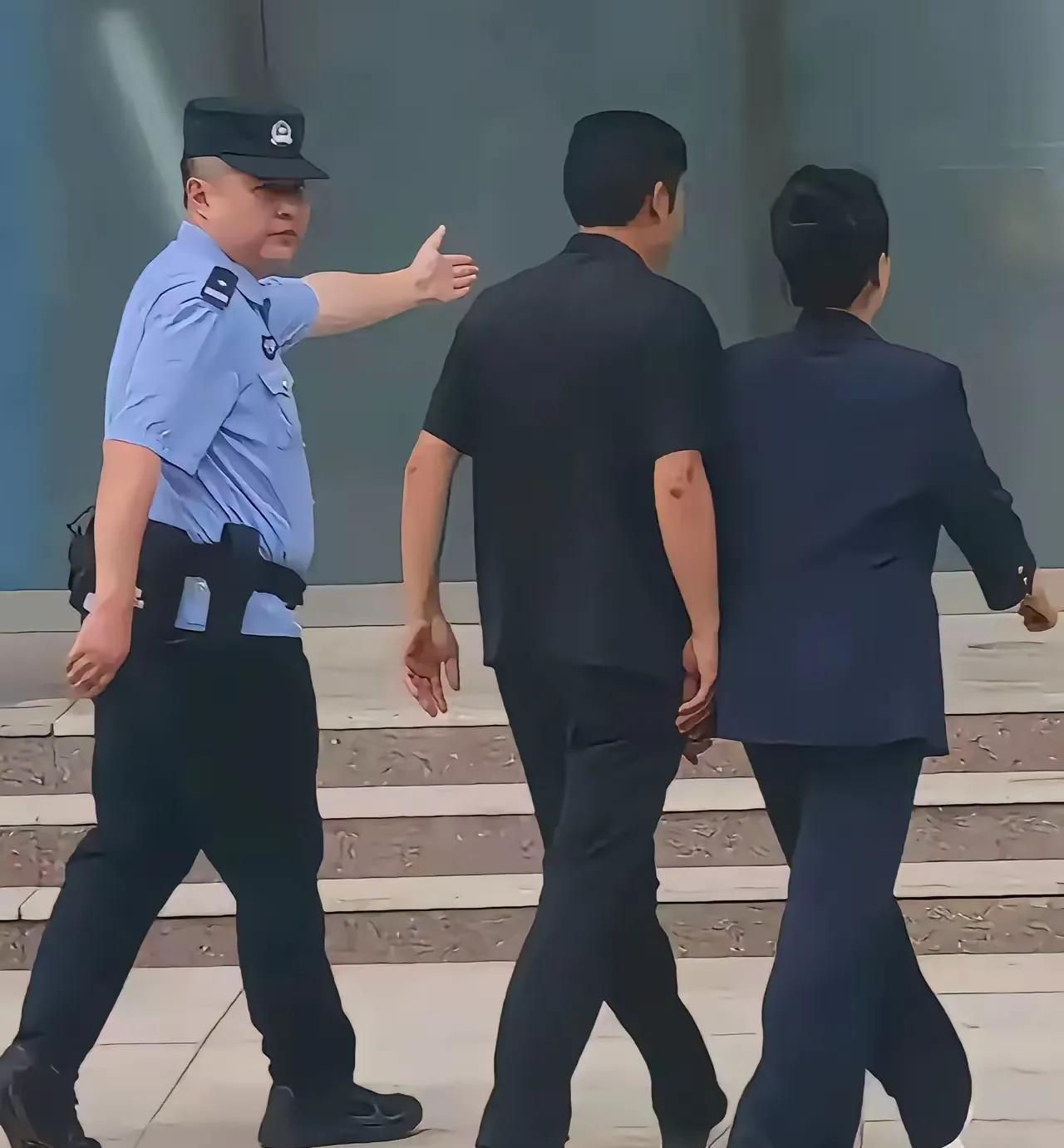 这个律师喜欢炒作，早就遭人讨厌啦。挨揍不是荣耀的事，可是这个律偏偏喜欢拿出来炒作