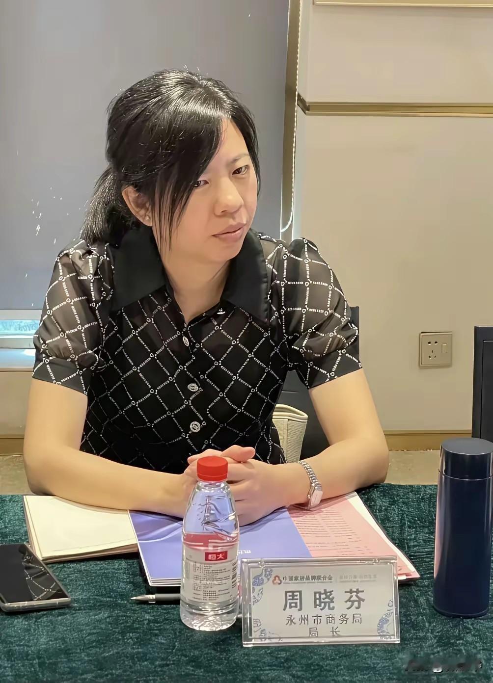 周女士是无党派人士，但无党派不是挡箭牌、不等于无监督，只要是公职人员身份，同样受