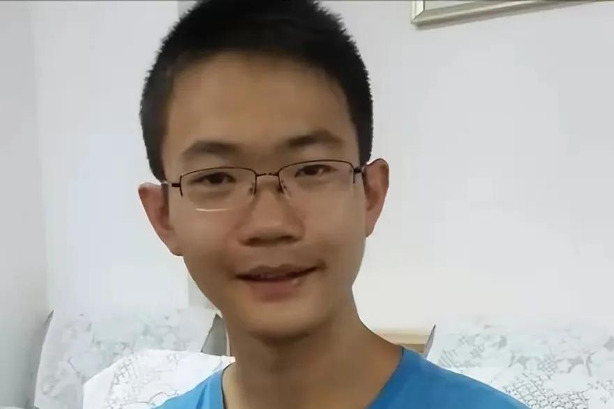 2016年，甘肃一男孩上课从来不听讲，天天熬夜打游戏，然而高考却考出了690的高