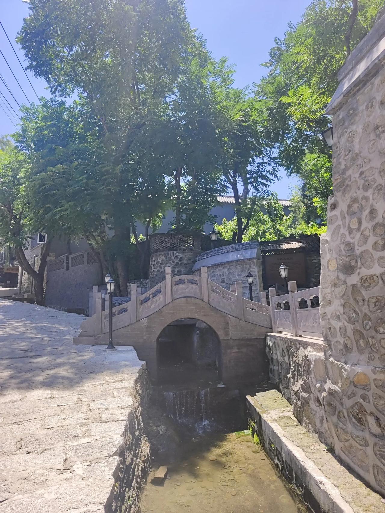 一直以为“小桥流水人家”是典型的江南景色，却原来在北京，山里人家也是如此。这首