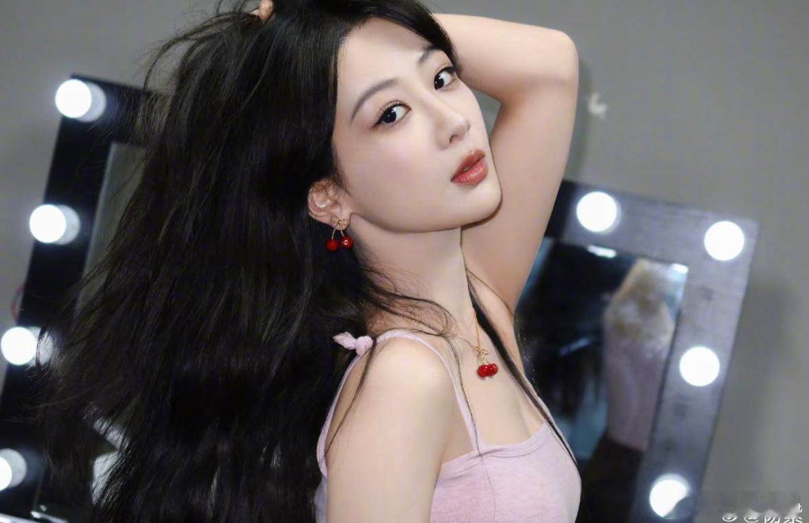 杨紫粉色挂脖流光裙这个优越的肩颈，多搞点吊带挂脖妆造行不行！​​​
