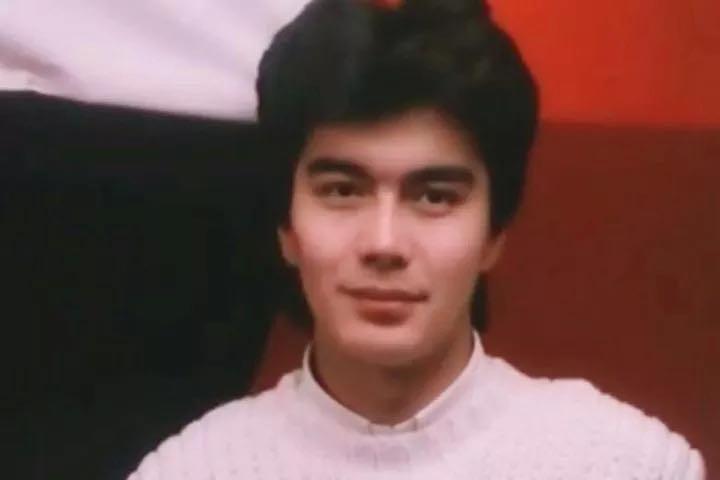 许亚军基因强大，前妻何晴生的儿子和现任妻子生的儿子长得很像，两个儿子都是大长脸浓