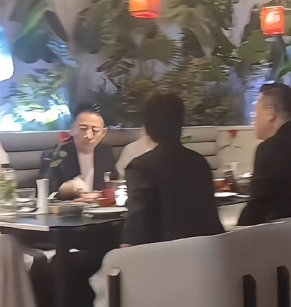 网友偶遇汪小菲发脾气就因为工作人员失误没有把主直播机子放在中间，被汪小菲发现后