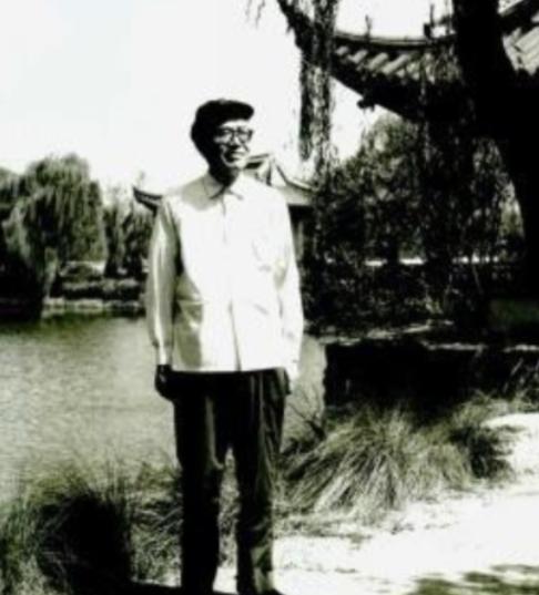 1975年6月，张闻天同志获准迁居江苏无锡。同年8月，他同妻子刘英及养女来到无锡