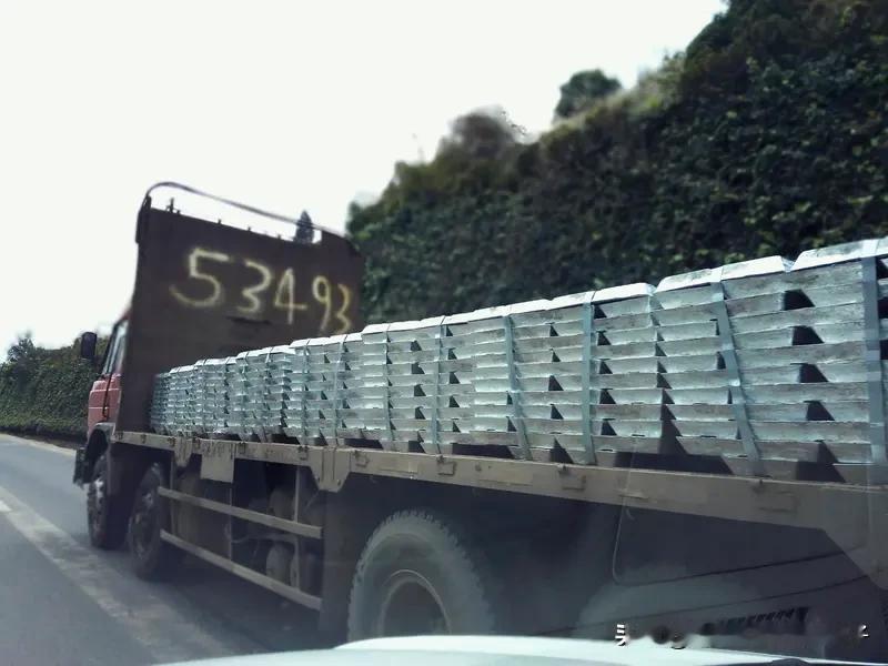 走私锑锭166吨27人被判刑2025年12月16日，深圳中院对27人实施的六起