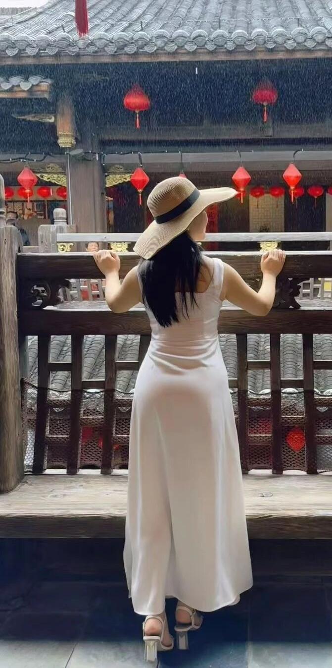这美女身材傲人，看不出多大了