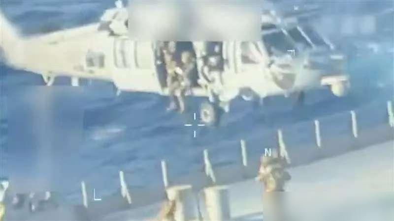 策略果然奏效了！万万没有想到，美国还能这么打？美军UH-60黑鹰直升机和突击快艇