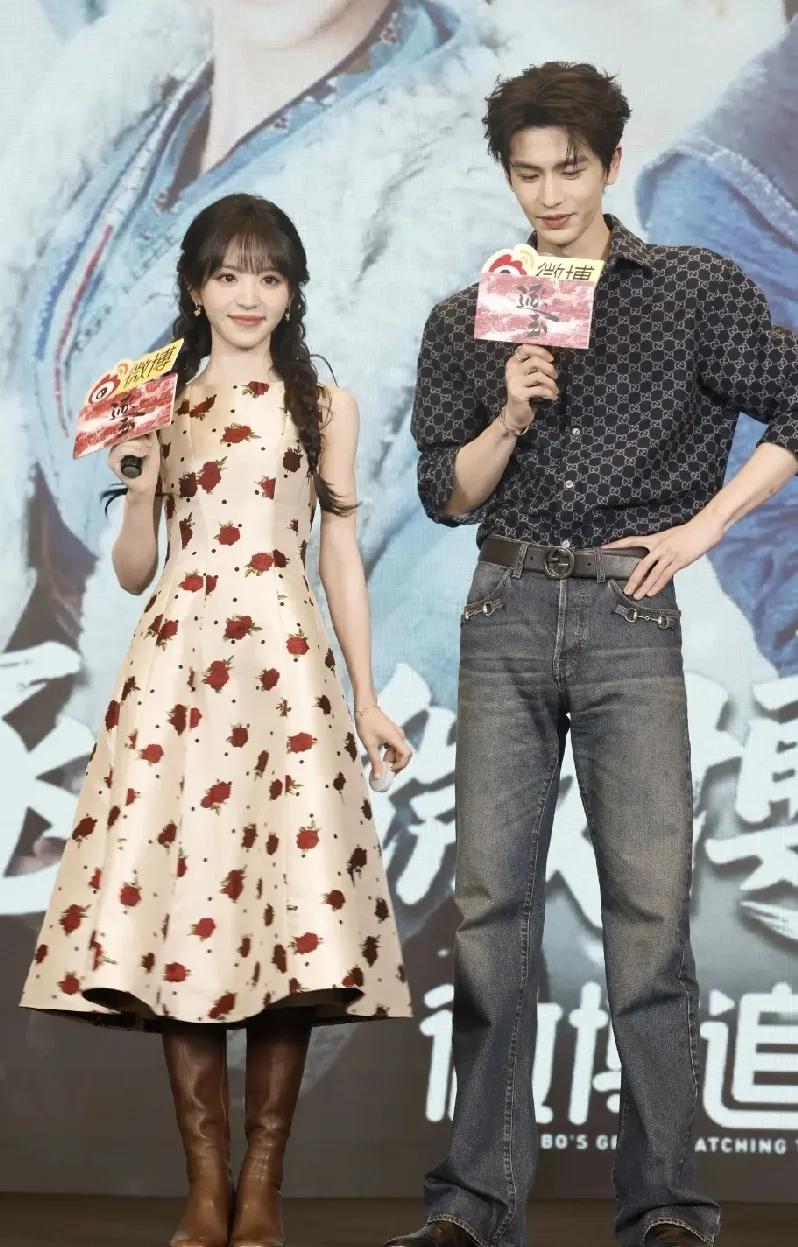 看张凌赫和田曦薇的线下活动，我妈妈走过来说:“你的时尚穿搭，就是学这姑娘的吧，无