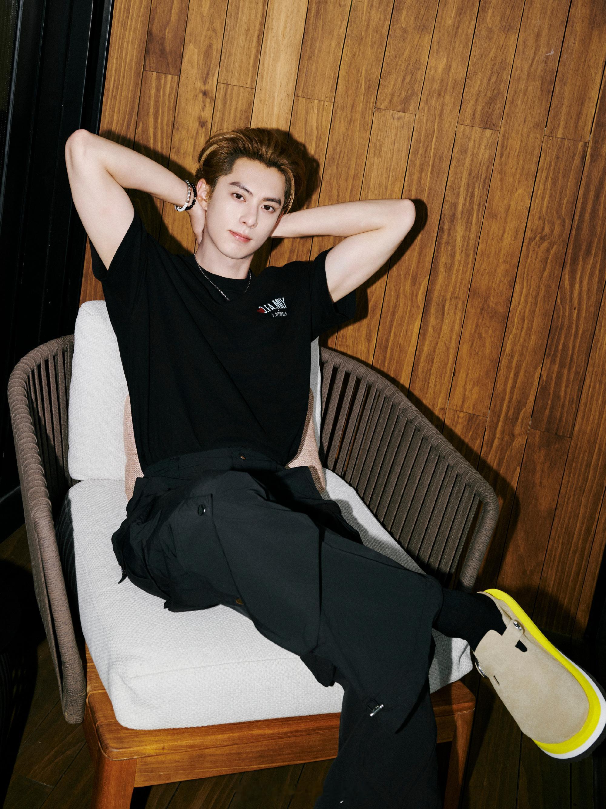 王鹤棣眼神杀王鹤棣的眼神真的自带氛围滤镜！怼脸看状态简直无敌，眼周干净细腻，拿