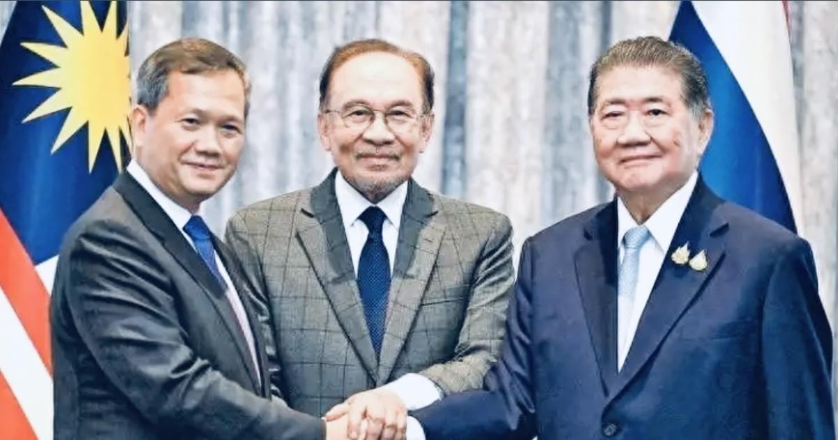八月2日，数千名抗议者聚集于曼谷胜利纪念碑广场，抗议政府在与柬埔寨的谈判中丧权辱