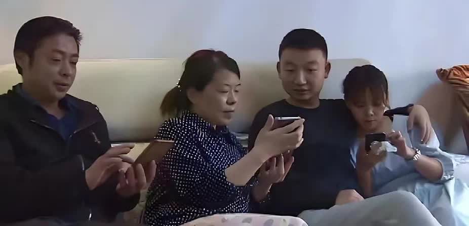 过去嘴硬，不承认有52万，如果有，就把它吃了。今天在直播间服软，演苦情戏了。