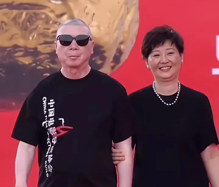 58岁的徐帆也已经幸福肥了。跟着丈夫冯小刚一起出席导演会的活动。夫唱妇随、抱团