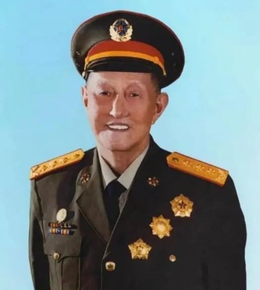 1965年秋天，伟人在武汉问了韩先楚一句话：“洪麻子怎么样？”韩刚说完洪学智还在
