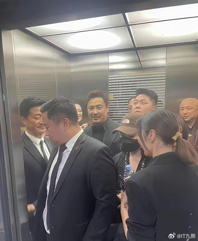 徐峥剃光头的原因找到了为了不跟沈腾撞脸