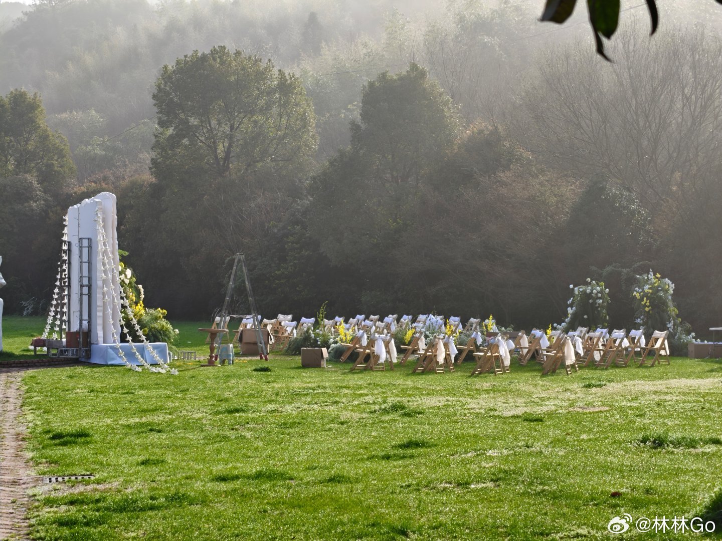 草坪婚礼，看起来风水很好的样子。在这样山清水秀，人杰地灵的地方办仪式，一定会很幸