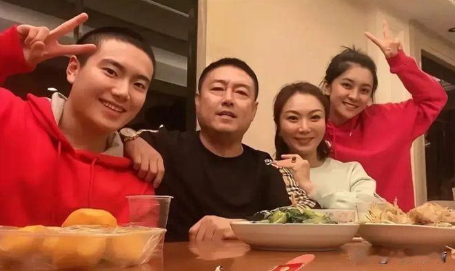 真的少见这么明事理的长辈！梁靖崑父母，一点都不偏袒自家孩子。奚美丽当初放
