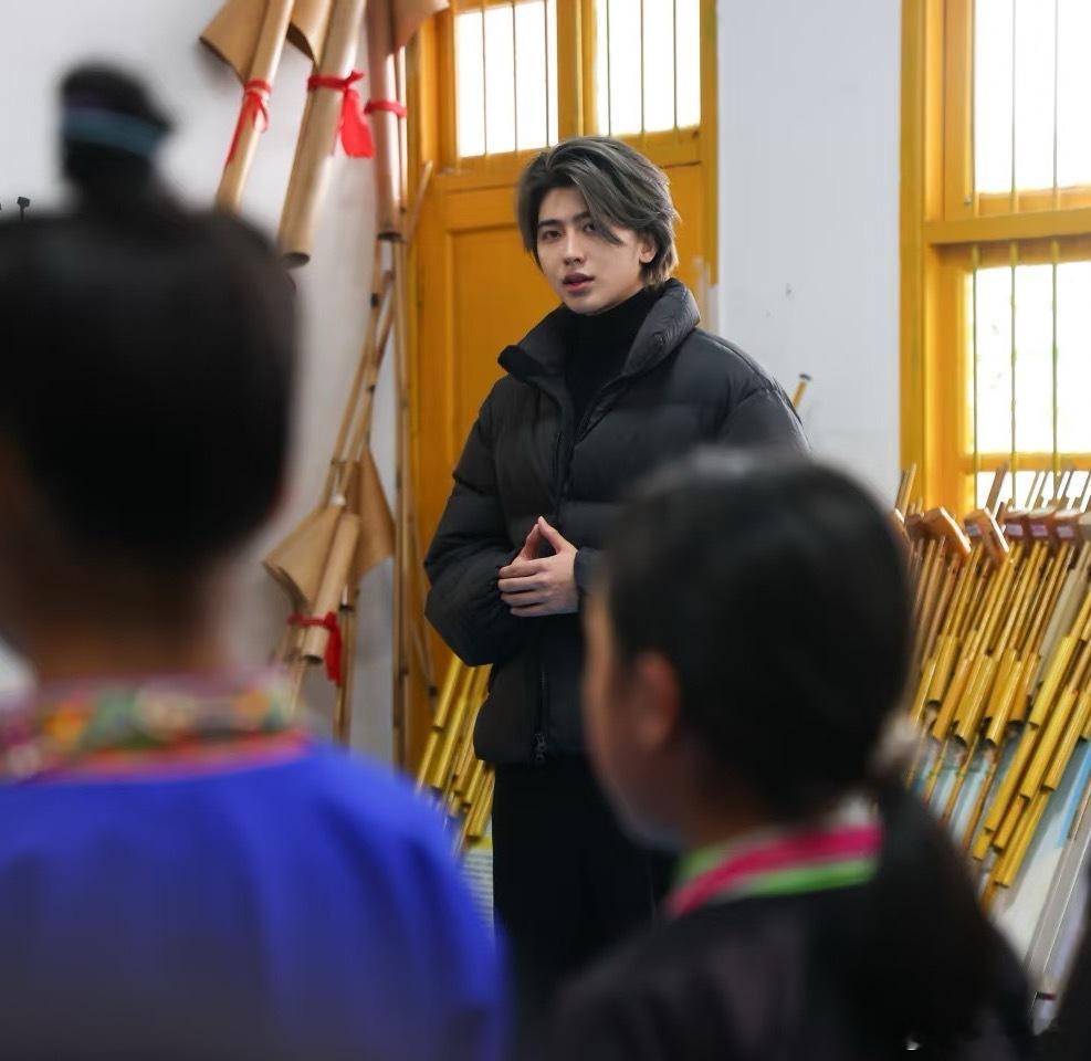 蔡徐坤现身贵州山区做公益蔡徐坤学跳贵州舞蹈锦鸡舞蔡徐坤公益脚步迈向贵州山区，路