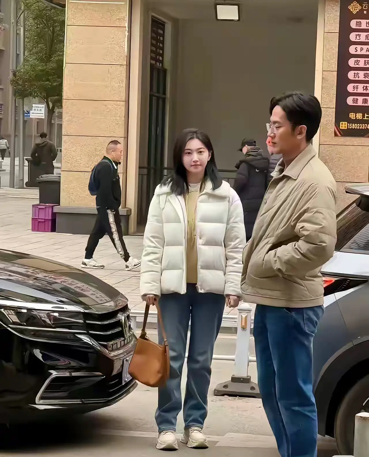 跟景甜在重庆街头搭戏的男演员，看着好面熟