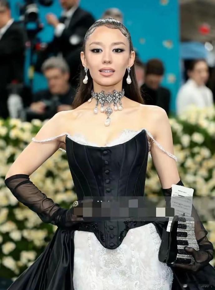 朗朗妻子吉娜首登MetGala红毯，或因太想出圈，穿搭略显用力过猛。​​​