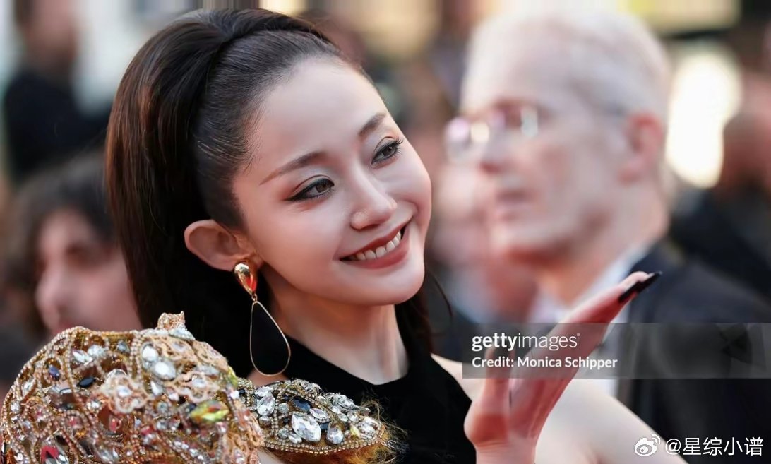 千惠戛纳红毯照，身上背只猎豹是什么鬼？为了吸引眼球也是拼了​​​