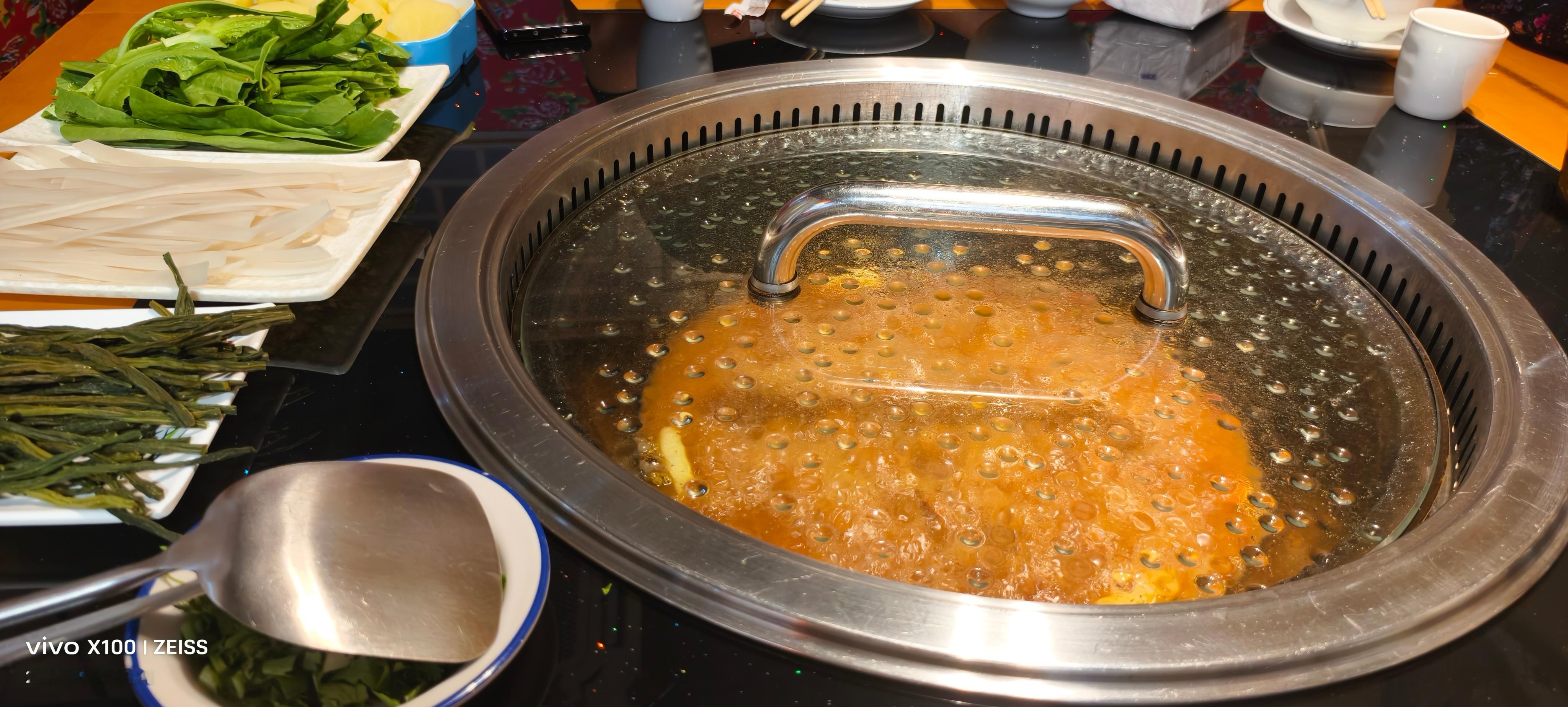今天来吃铁锅炖，味道还不错[点赞][点赞]！！​​​