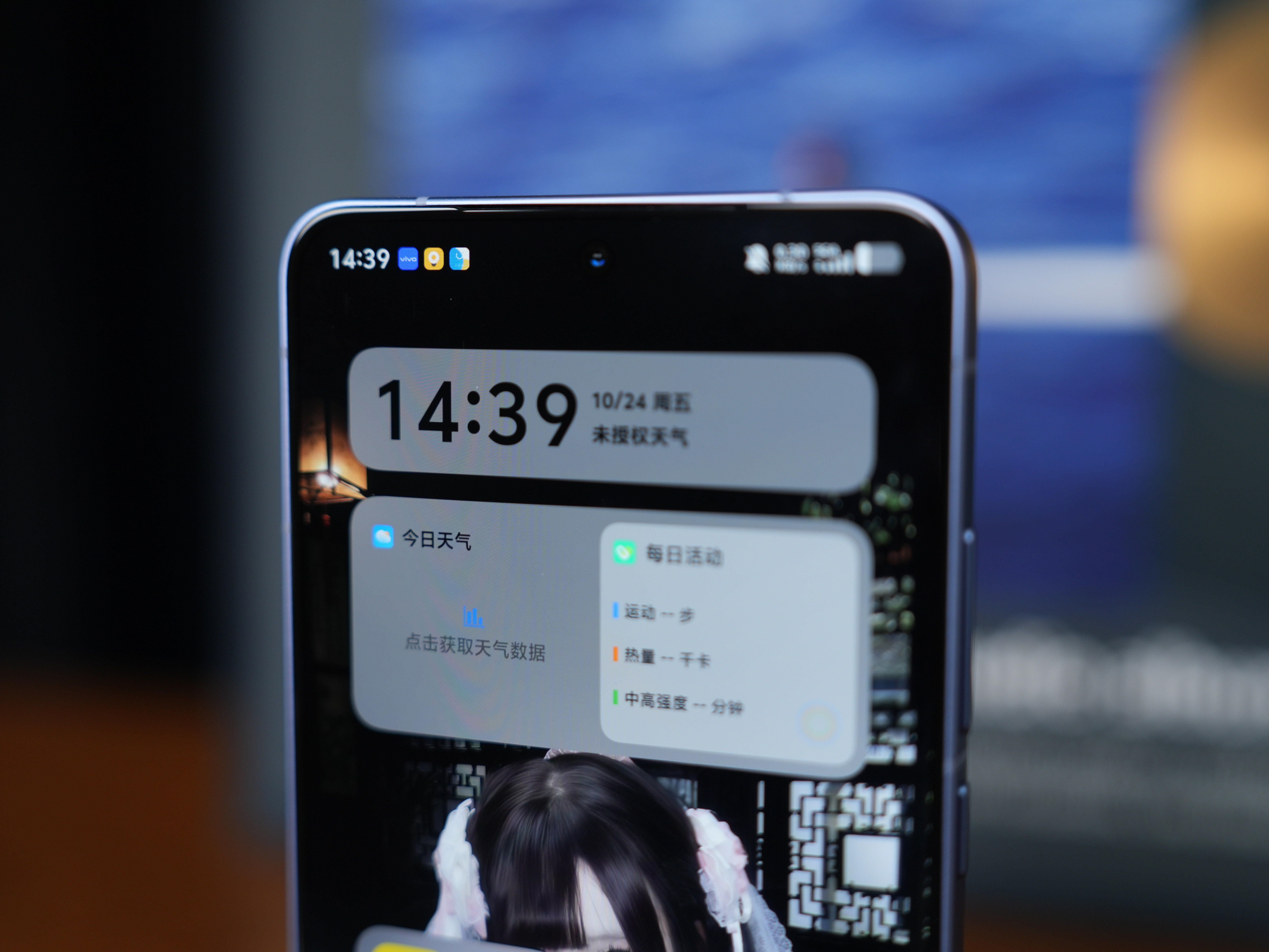当指尖触碰到iQOONeo11蓝粉渐变机身的刹那，仿佛有电流窜过脊椎——这哪是