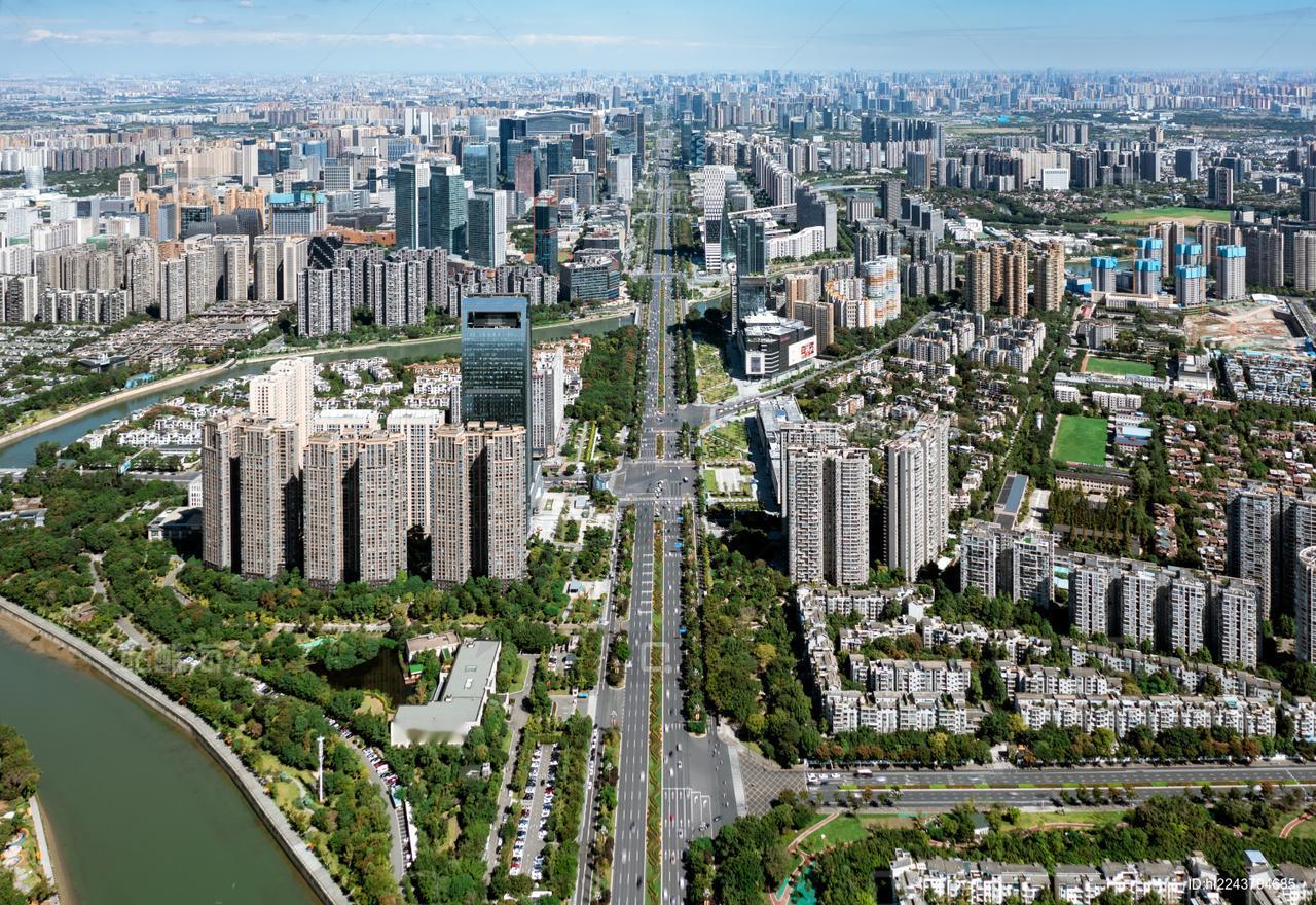 你们老是说成都一城独大，拼命吸血，却没有看到这是四川发展最高明的一招。自古以