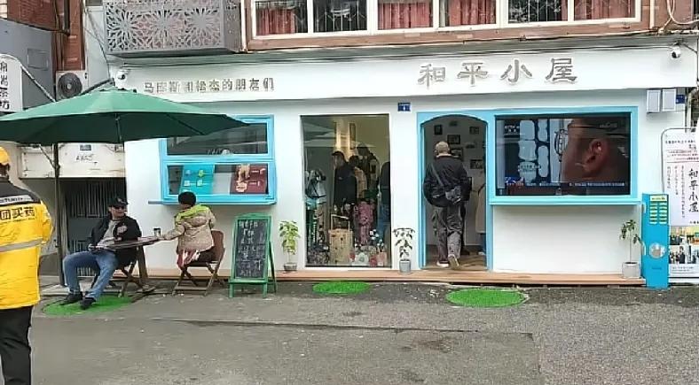 捐抗战照片的法国友人在成都开“和平小屋”，却遭无依据收费、财产被损？这哪是待客之