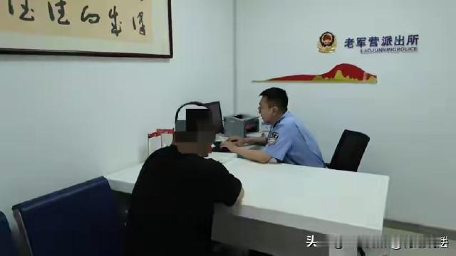 山西太原，一男子想摆脱单身生活，试着寻找女朋友，还幻想在网上聊个大美女，就拿着手