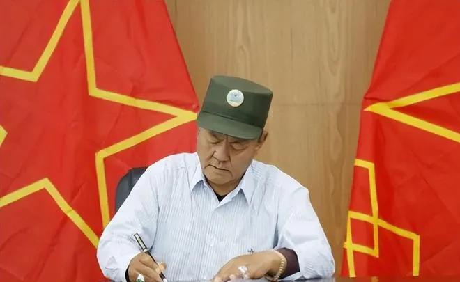 佤邦军实行中文的同时，又推行了哪些措施？首先佤邦军强制推行中文，要求学校教中文