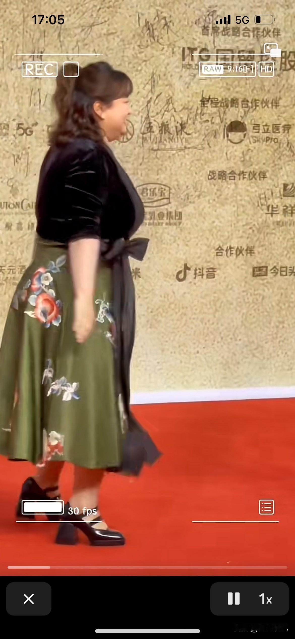 真的搞不明白贾玲老师这个身材是怎么减下来的，平常人都没有这个毅力，很难想象她是怎