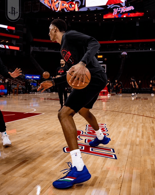 蓄势待发! 火箭官媒晒众球员赛前训练照: 准备上菜