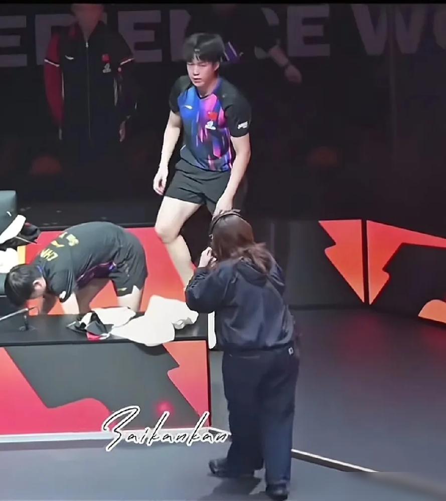 王楚钦是真疼孙颖莎。俩人正收拾东西换鞋，工作人员跑过来说还有采访，王楚钦一听