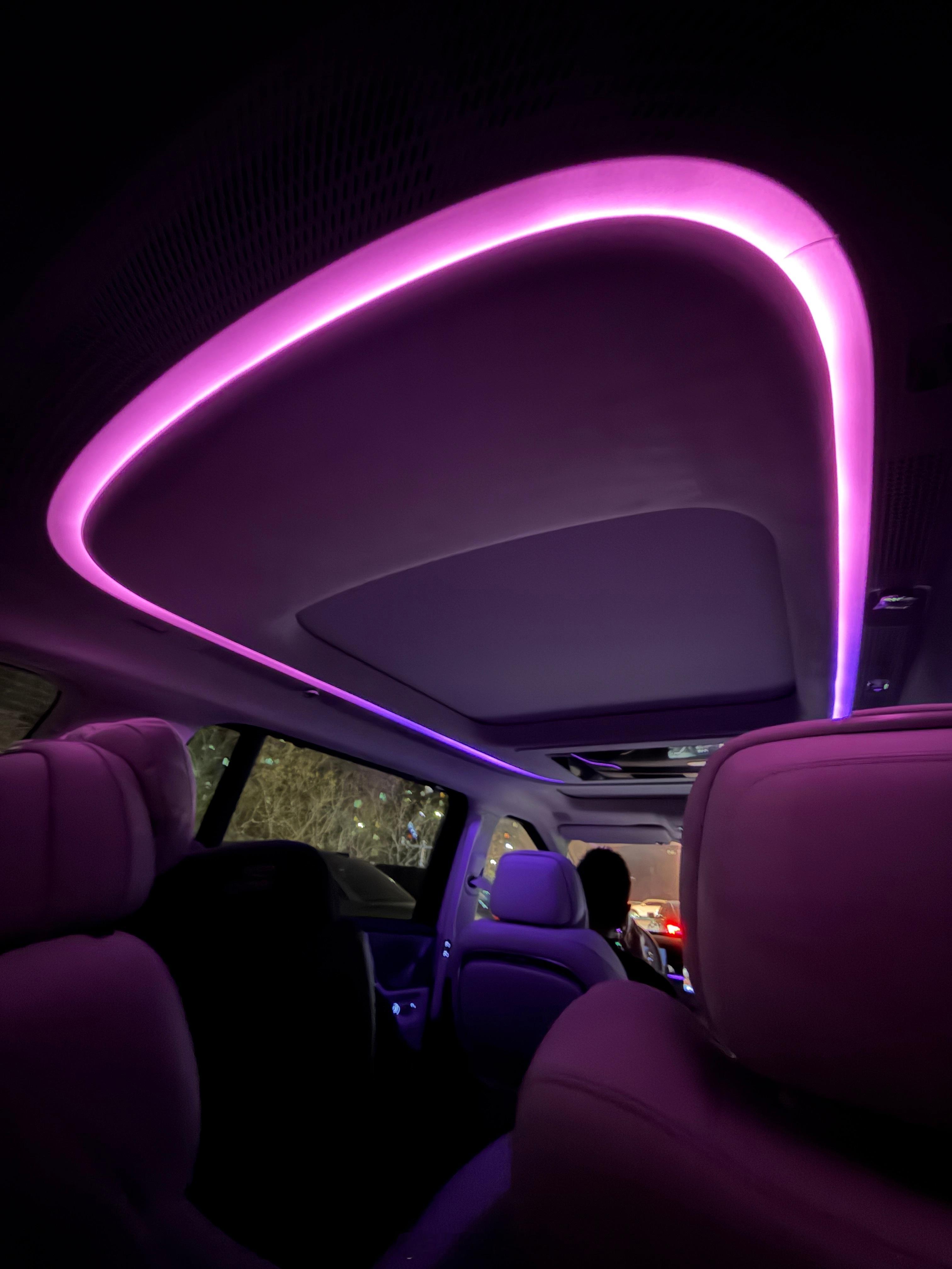 第一次坐小鹏X9的第三排，氛围感不错，第三排带座椅加热真的是新时代刚需，一会儿看