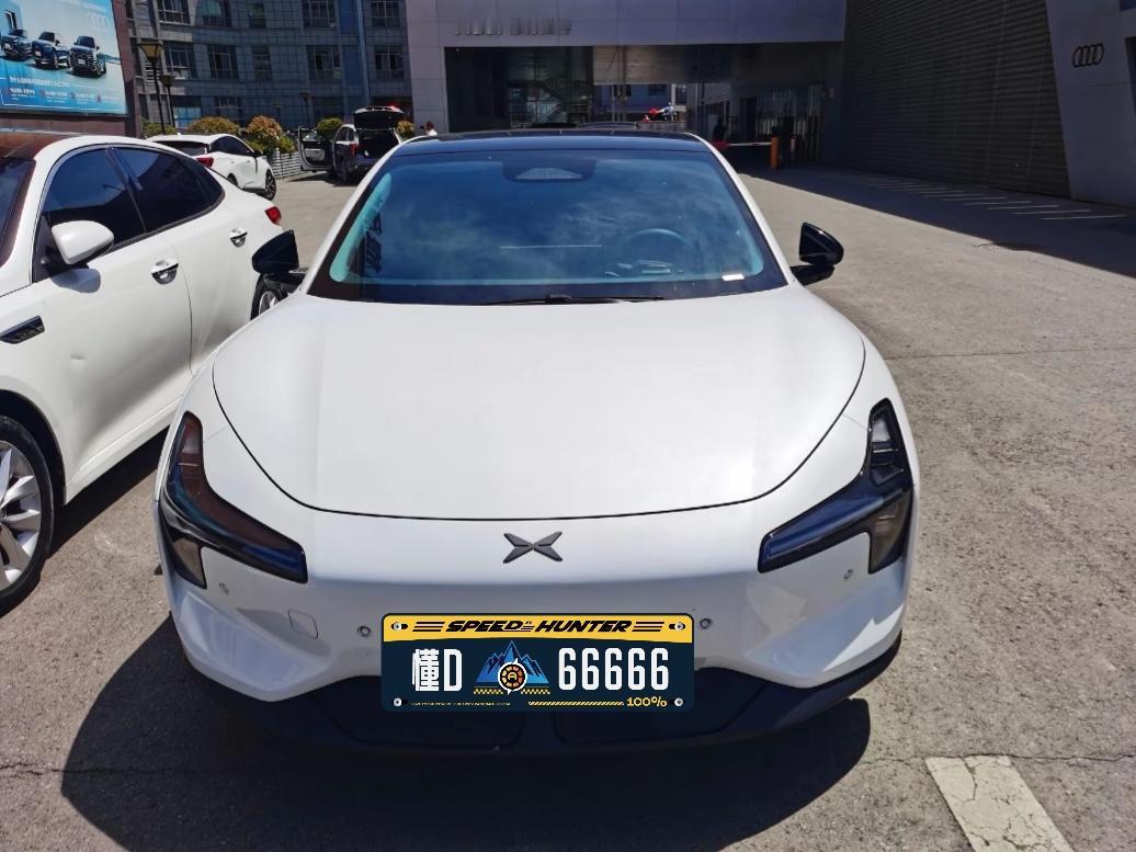 小鹏MONAM03是小鹏旗下的入门级紧凑型轿车，凭借着不到15万的价格，受到不