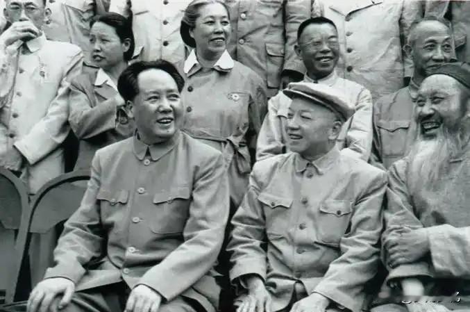 茶杯怒拍震会场！黄克诚为何死磕“毛主席”称呼？真相打脸历史虚无主义1981