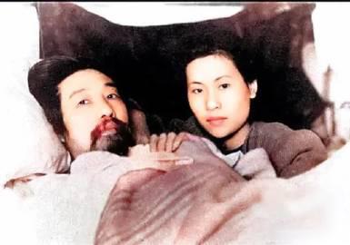 病榻上的徐悲鸿，拍摄于1951年。守护在她身边的是夫人廖静文。这一年徐悲鸿因患脑