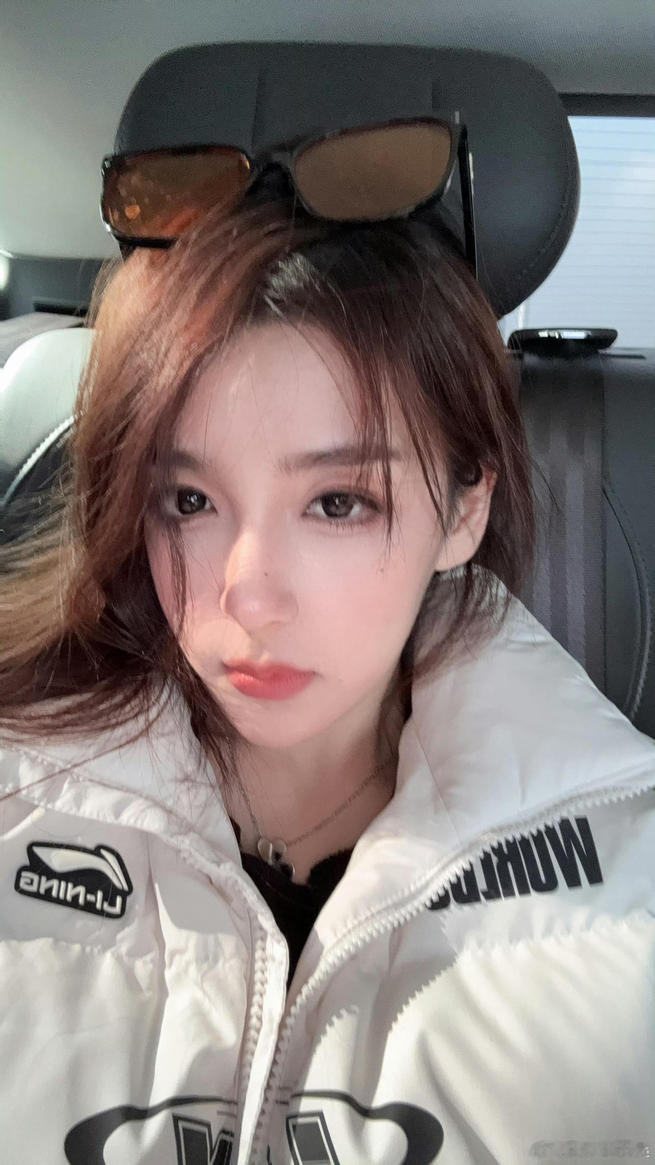 Rita的自拍这不打到脸上嘛