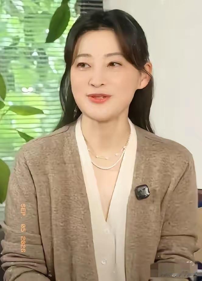 知名演员梅婷直播翻车，滤镜碎了一地知名演员梅婷在9月4号晚上也开始直播带货，