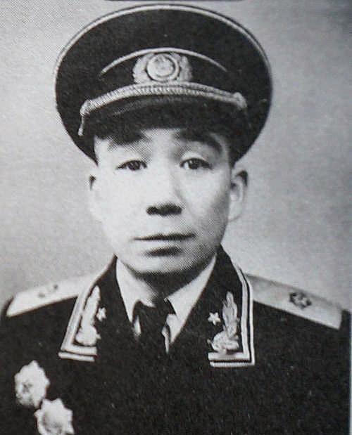1957年，开国少将回乡扫墓，一个年过五旬的妇人从老宅走出，看到他时，妇人一愣：
