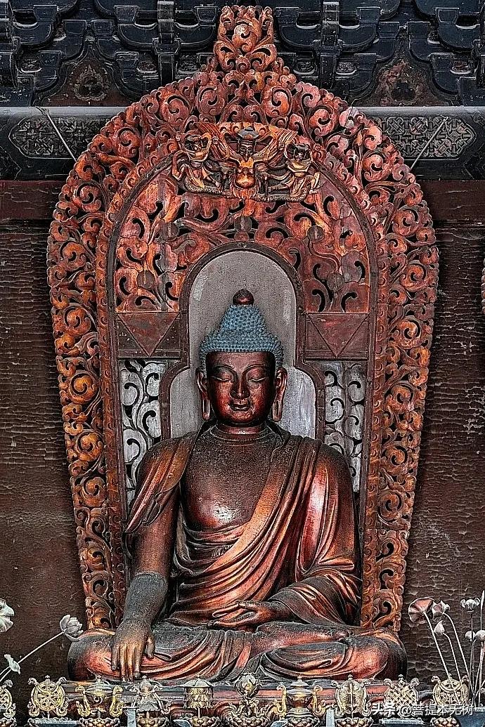 北京大觉寺大雄宝殿｜藻井是明代国宝，三世佛是智化寺明代老佛很多人逛大觉寺只记住