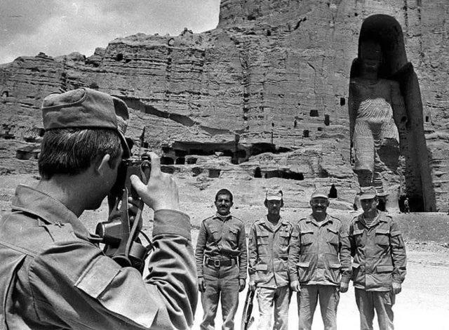 1980年代，苏联士兵在阿富汗巴米扬大佛前留影。