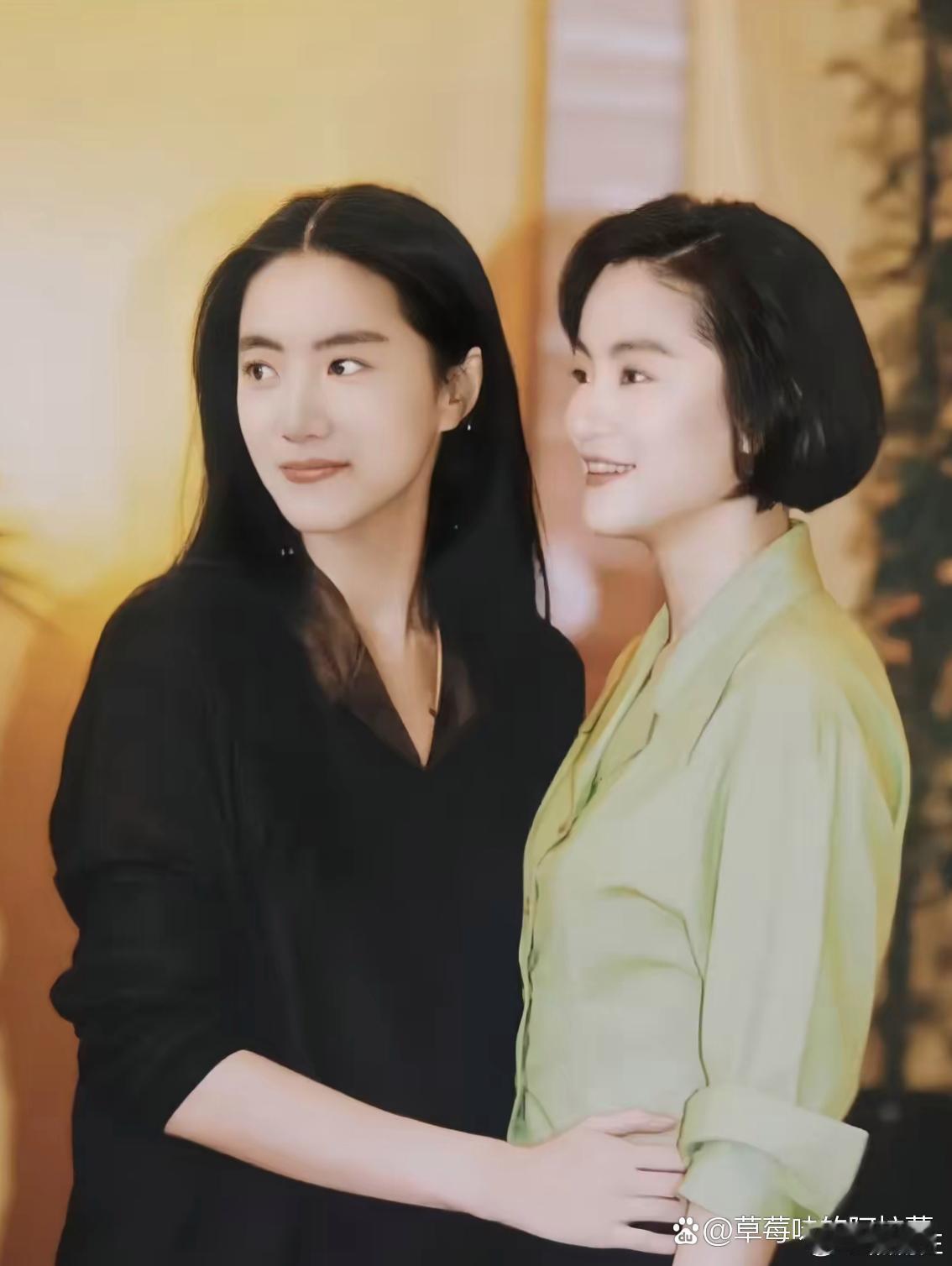 林青霞和当年的替身合影，长得太像了，尤其是侧脸。