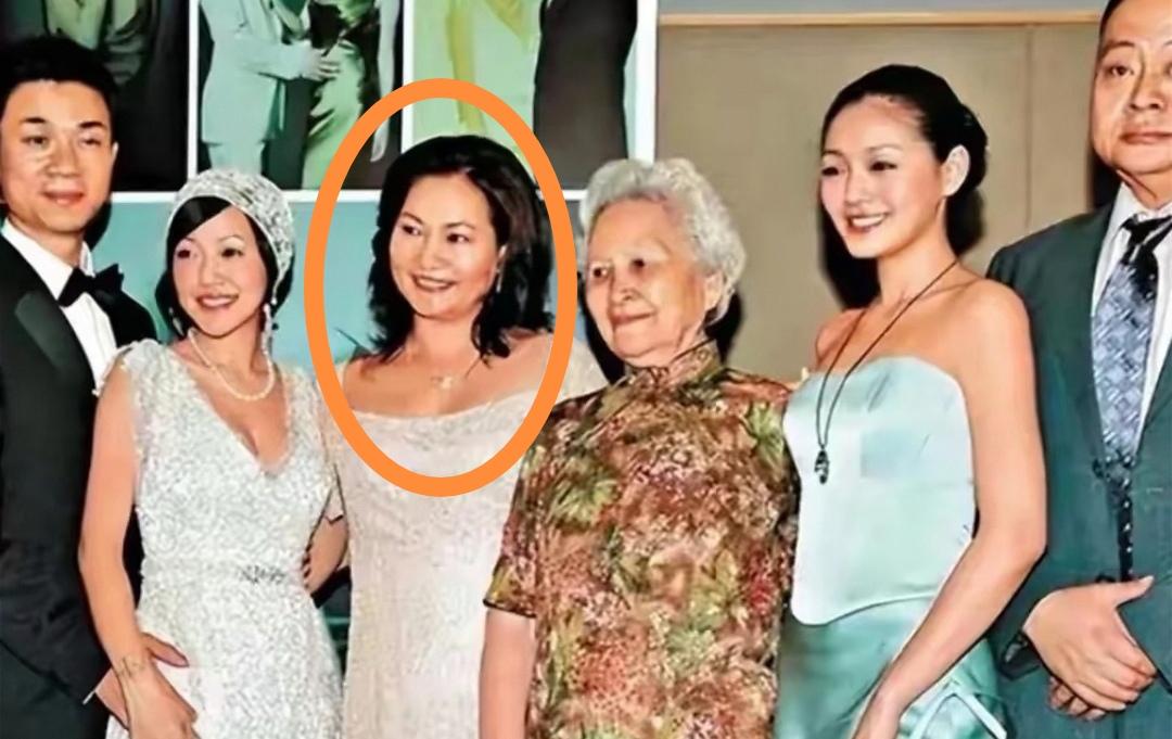 小S结婚的时候，她妈看着还很年轻，头发特别浓密，乌黑油亮、光泽感很好。从这一点就